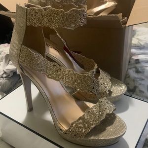 Red Delicious Heels, color gold size 9, brand new